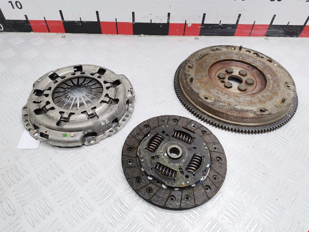 Маховик (демпфер сцепления) FORD Fiesta 2001-2008