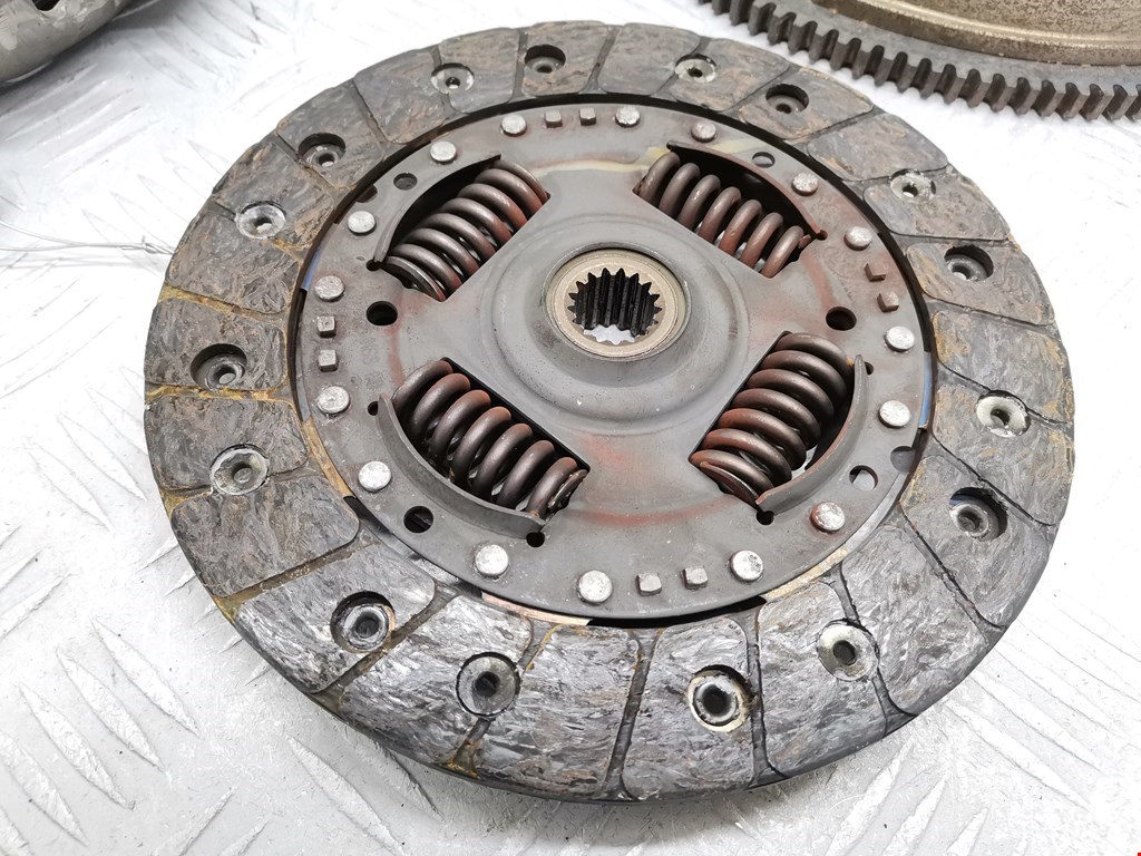 Маховик (демпфер сцепления) FORD Fiesta 2001-2008