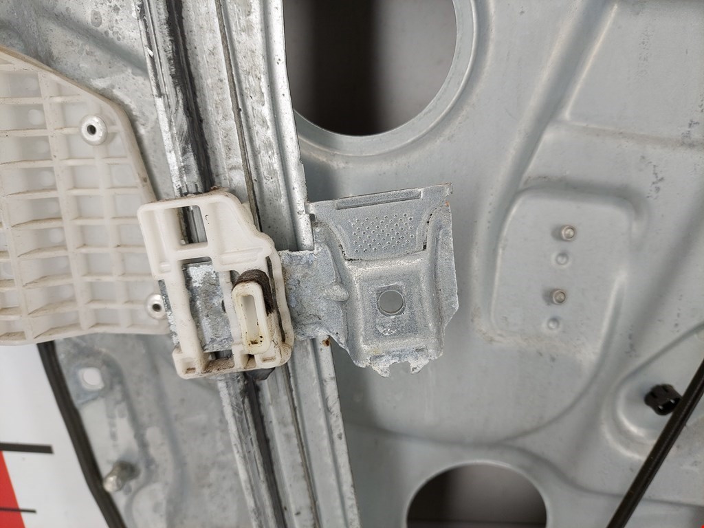 Стеклоподъемник передний правый KIA Carens 2006-2012