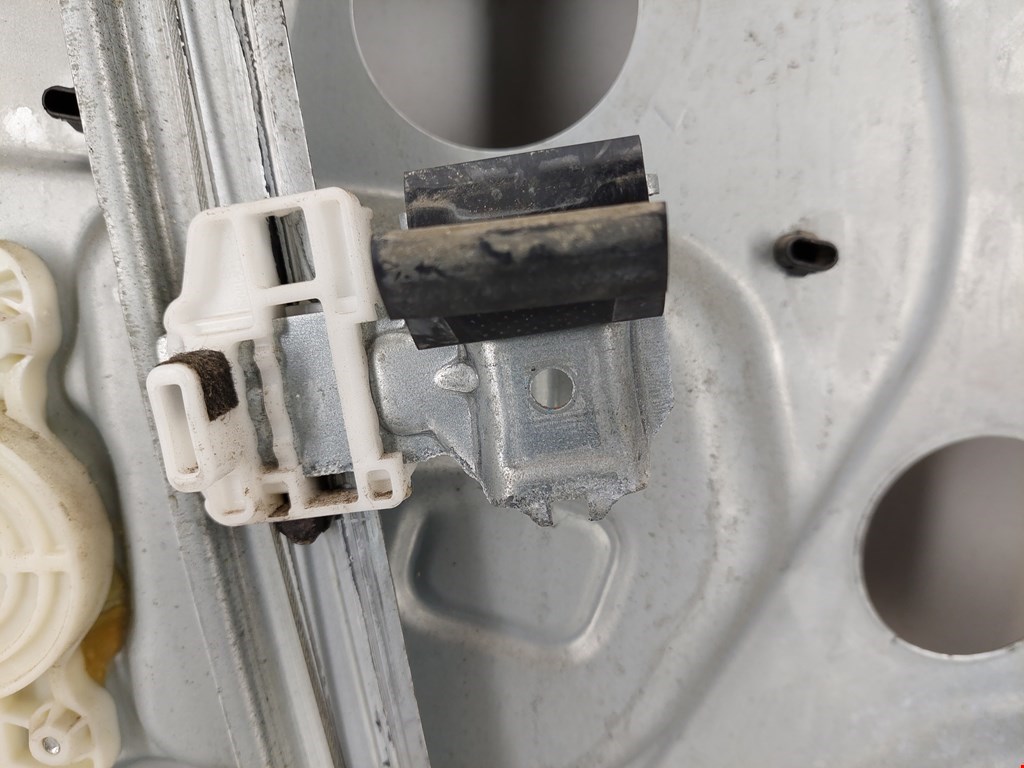 Стеклоподъемник передний правый KIA Carens 2006-2012