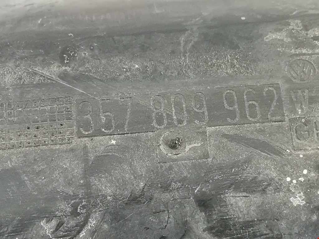 Локер (подкрылок) передний правый VOLKSWAGEN Passat B3 1988-1993