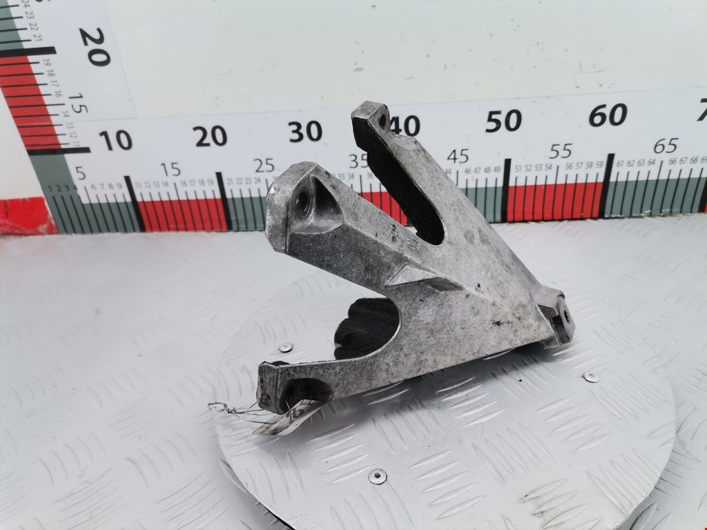 Кронштейн (крепление лапа) двигателя Audi A4 B6 (2000-2006)