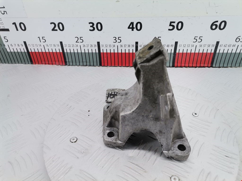 Кронштейн (крепление лапа) двигателя Audi A4 B6 (2000-2006)