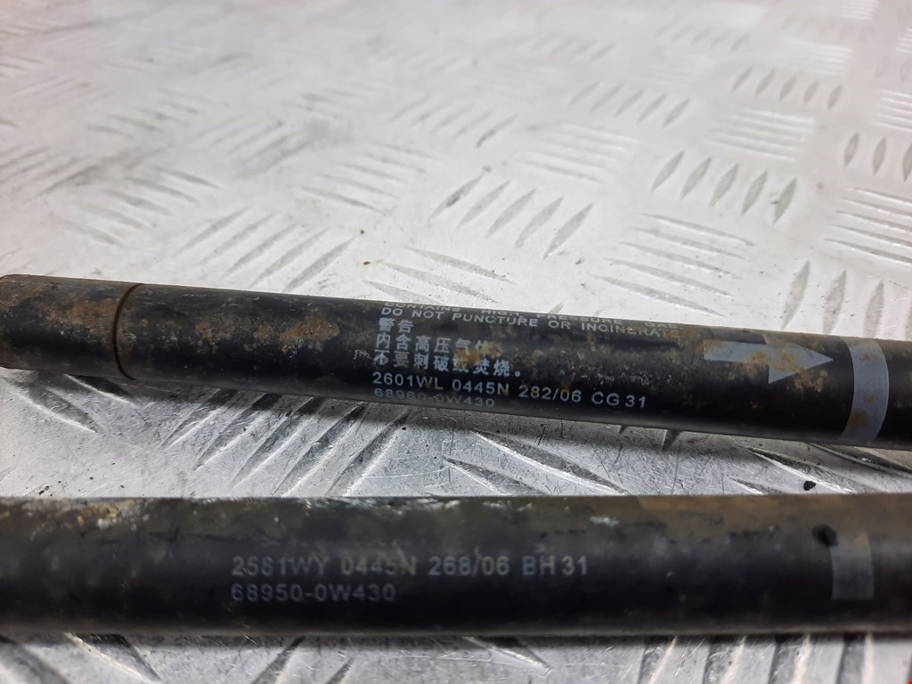 Амортизатор крышки (двери) багажника TOYOTA Prius II XW20 2003-2012