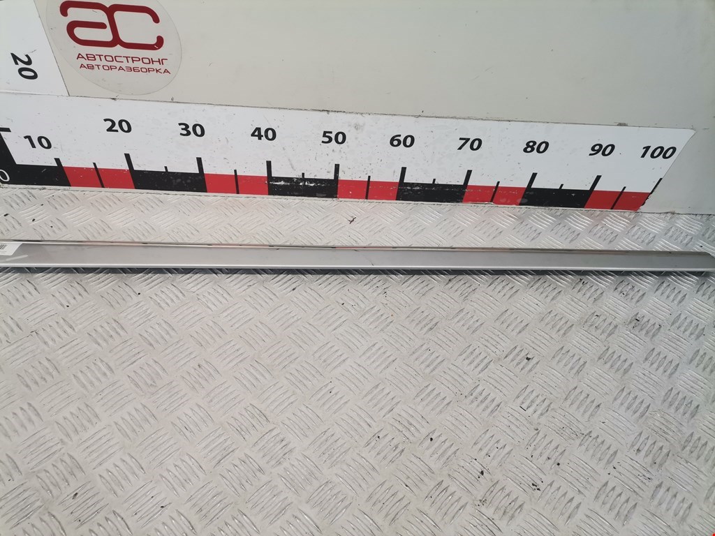 Накладка декоративная (молдинг) двери передней правой Mercedes C-Class (W203) (2000-2008)