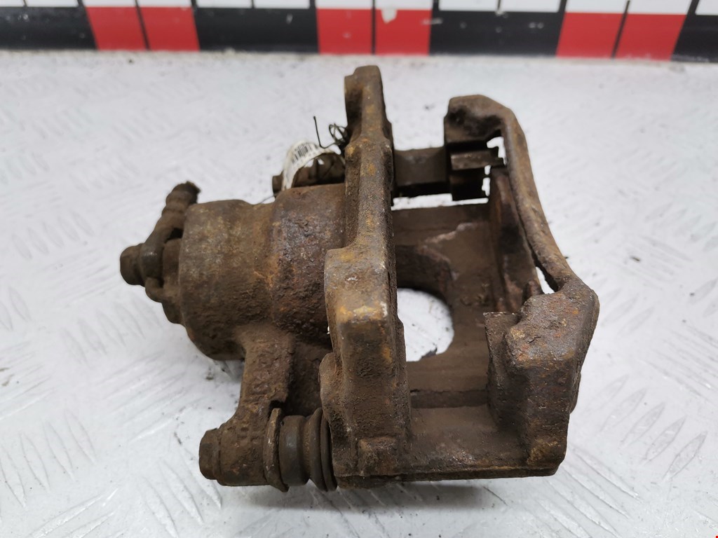 Суппорт передний правый TOYOTA Aygo AB10 2005-2014