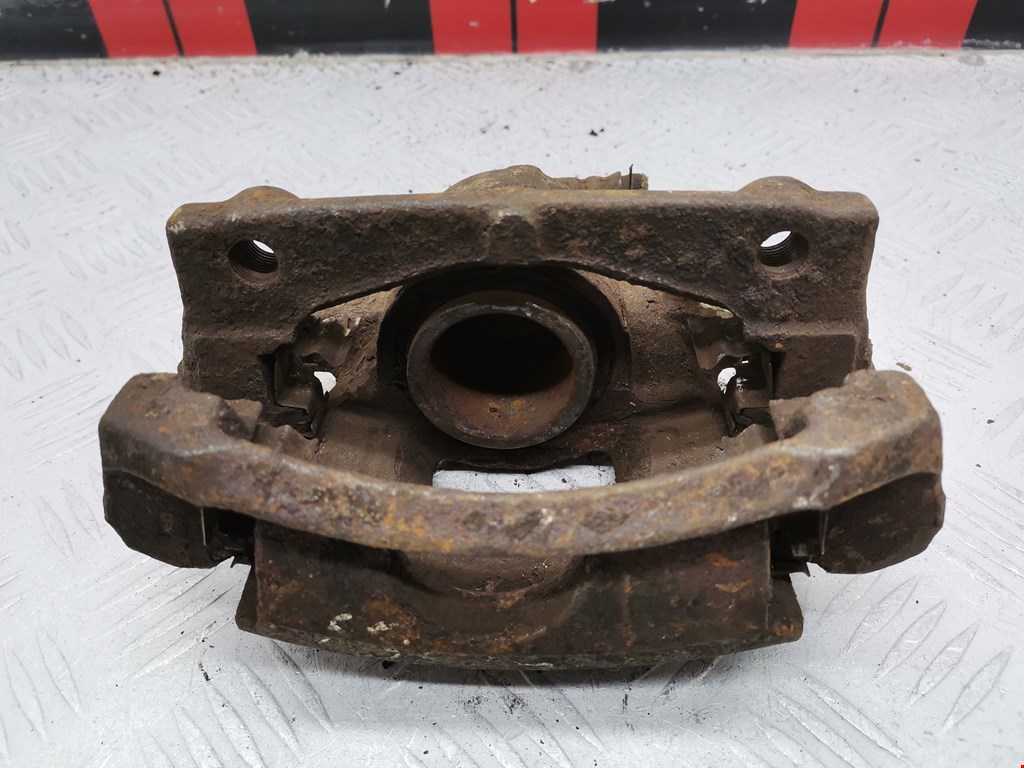 Суппорт передний правый TOYOTA Aygo AB10 2005-2014