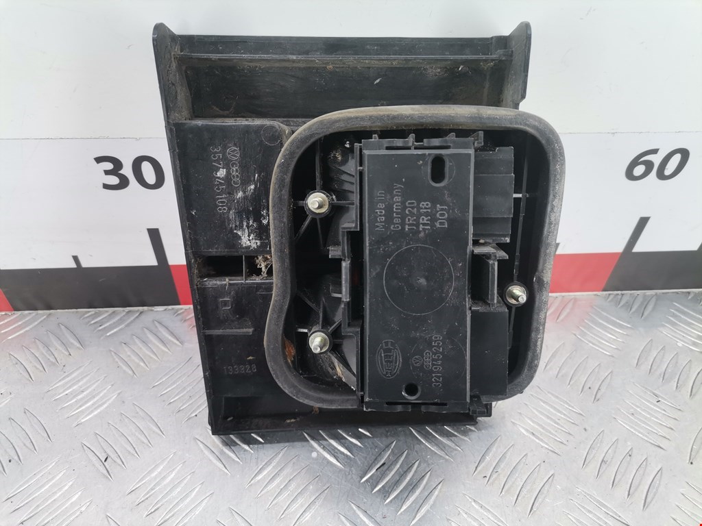 Фонарь задний внутренний правый VOLKSWAGEN Passat B3 1988-1993