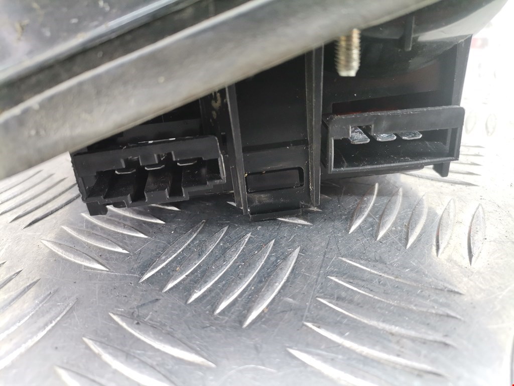 Фонарь задний внутренний правый VOLKSWAGEN Passat B3 1988-1993