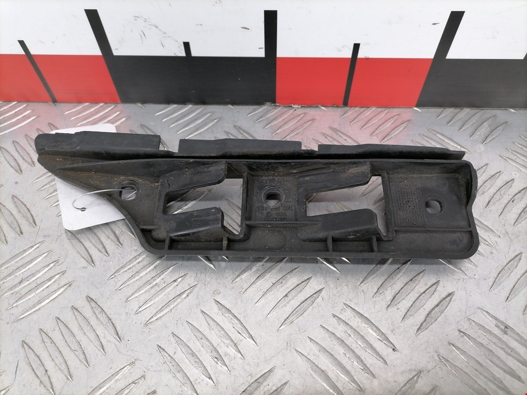 Кронштейн переднего бампера правый VOLKSWAGEN Golf V 2003-2009