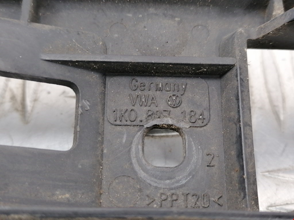 Кронштейн переднего бампера правый VOLKSWAGEN Golf V 2003-2009