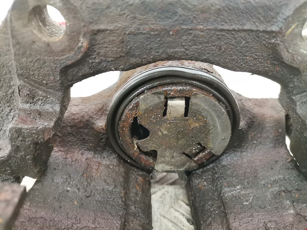 Суппорт передний левый VOLKSWAGEN Passat B5 1997-2005