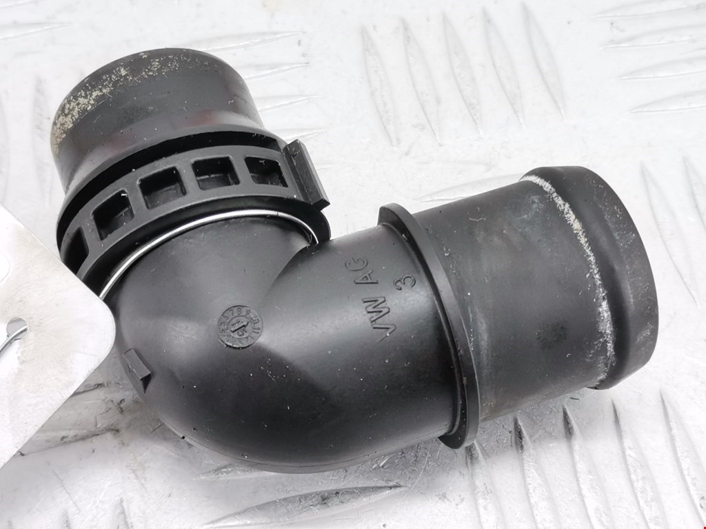 Фланец (штуцер системы охлаждения тройник) Skoda Octavia 5E (2013-2021)