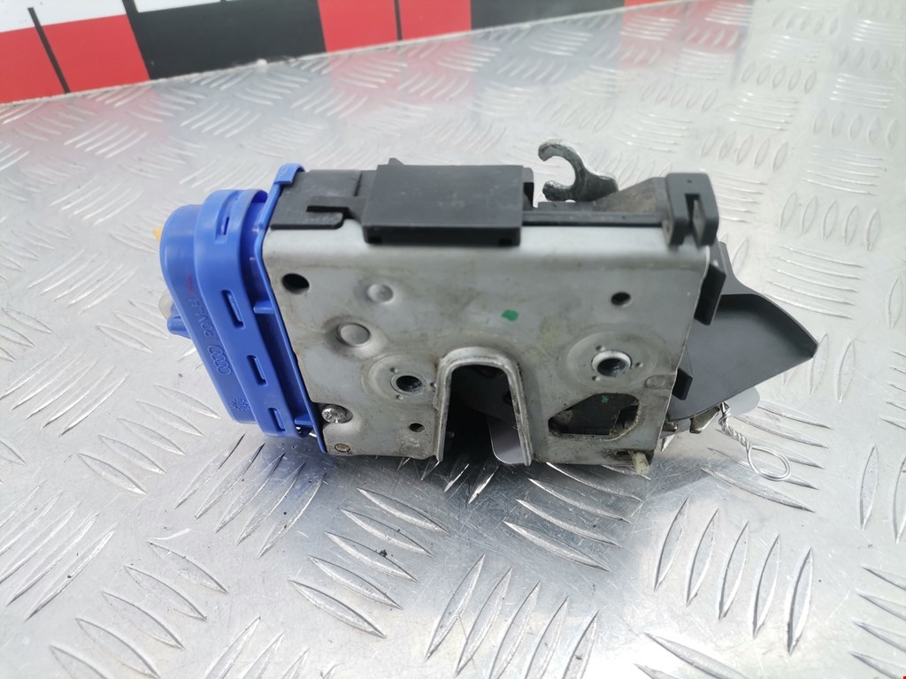 Замок двери задней правой AUDI A4 B5 1995-2001