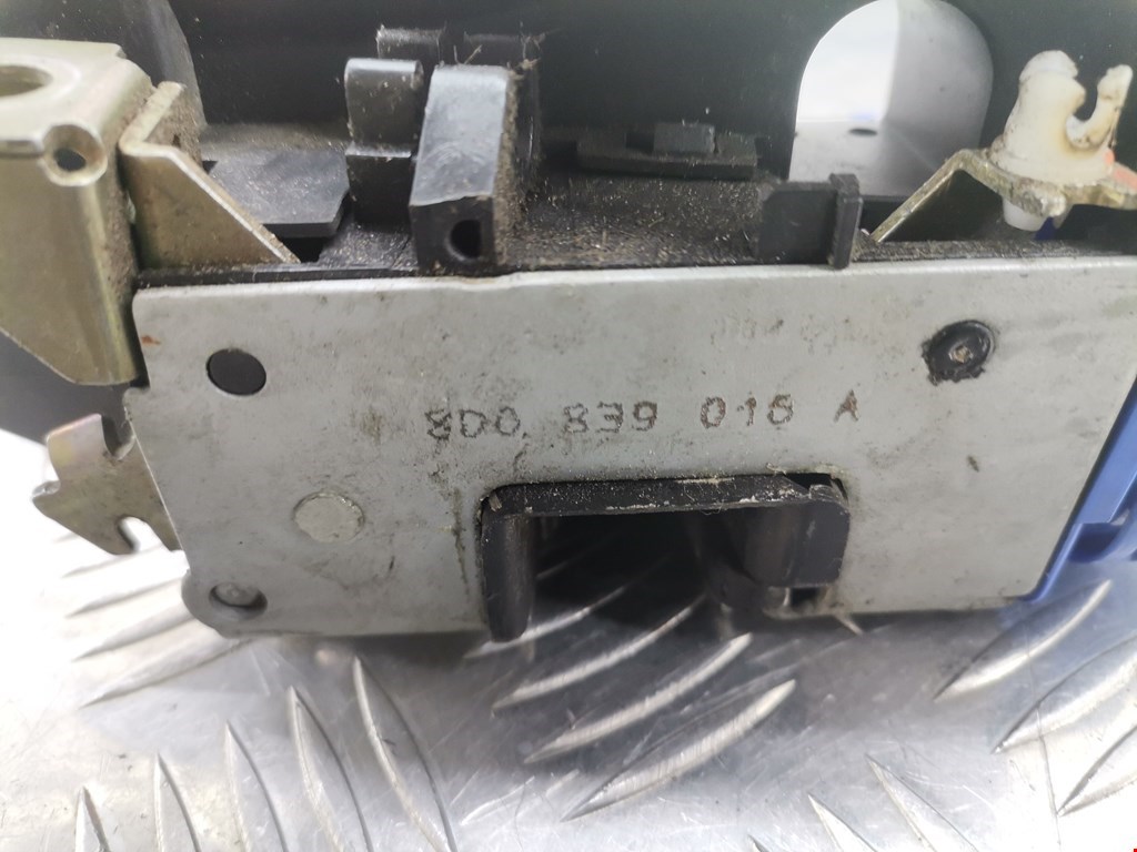 Замок двери задней правой AUDI A4 B5 1995-2001