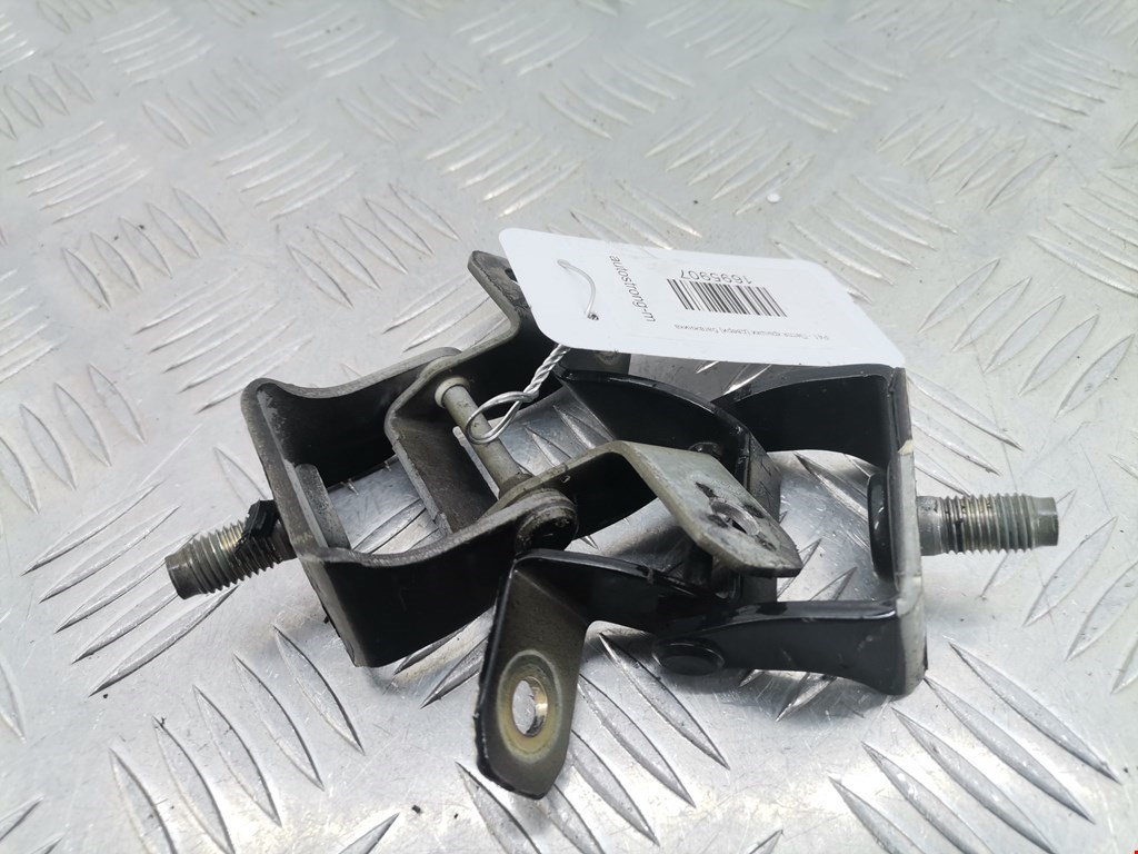 Петля крышки (двери) багажника Nissan Juke (2010-2019)