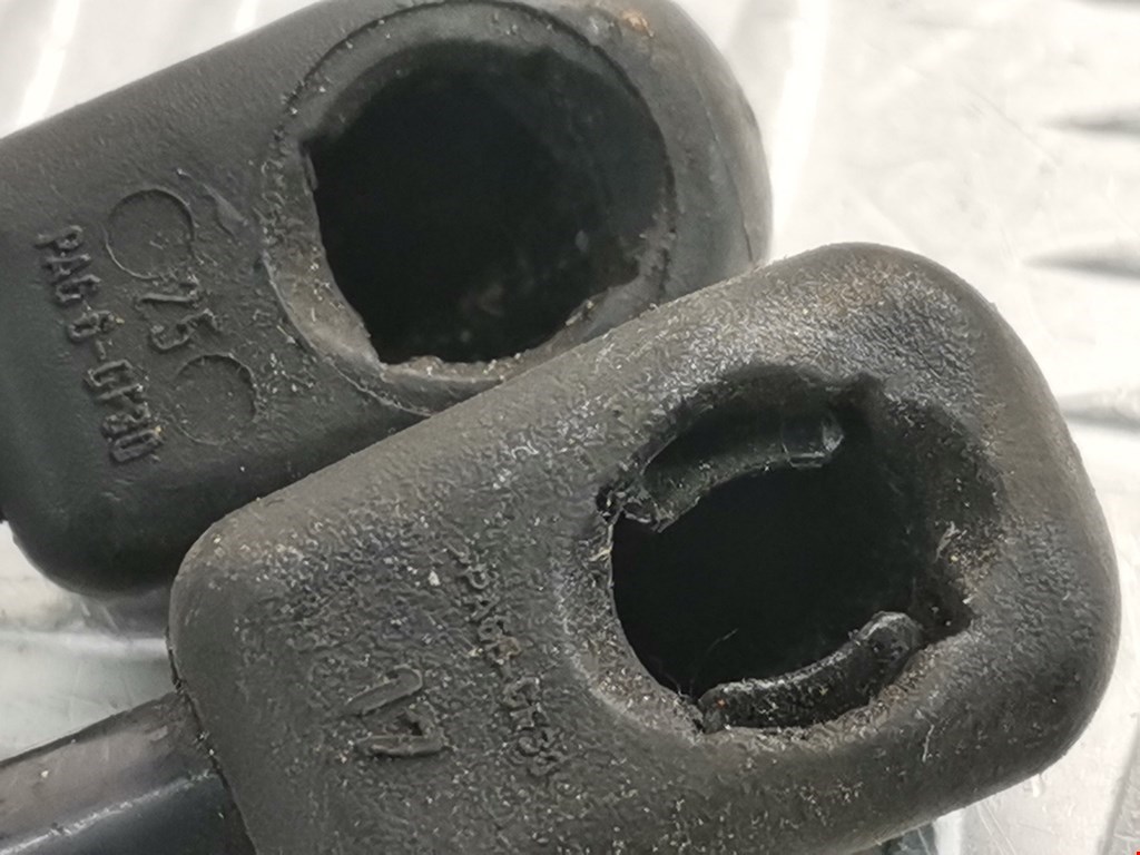 Амортизатор капота левый=правый MERCEDES-BENZ C-Class C-klasse W204 2007-2015