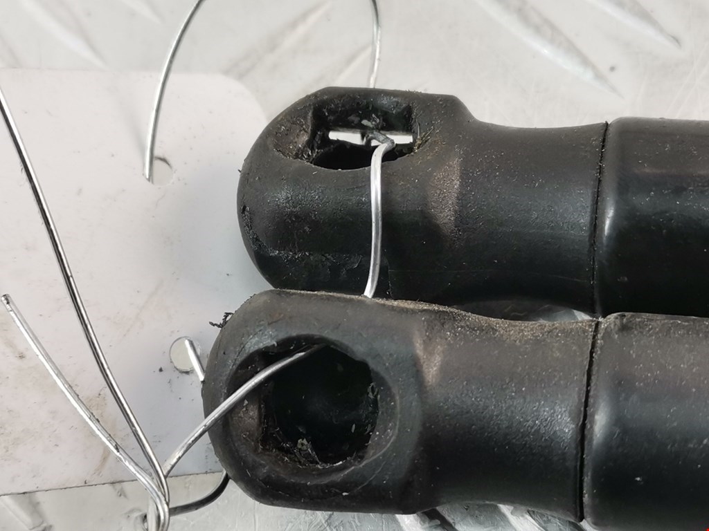 Амортизатор капота левый=правый MERCEDES-BENZ C-Class C-klasse W204 2007-2015