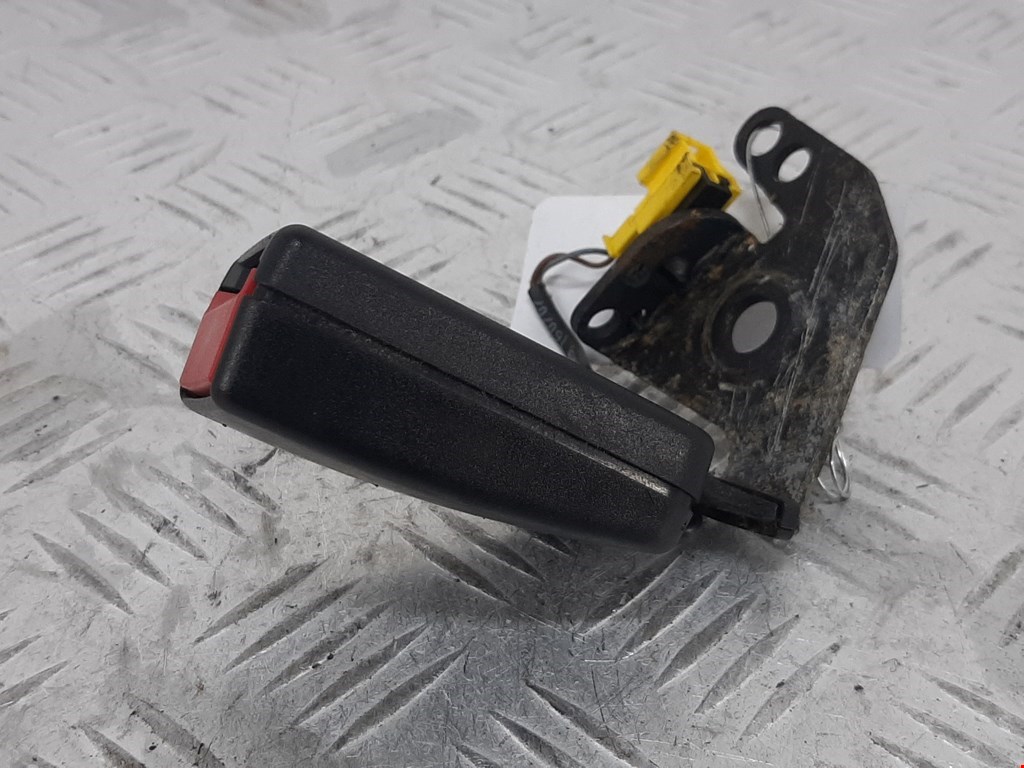 Замок ремня безопасности (преднатяжитель ремня безопасности) Mercedes C-Class (W204) (2006-2015)