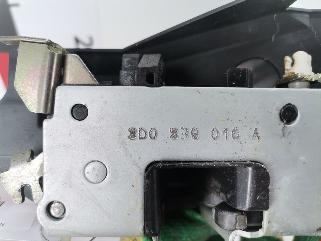Замок двери задней правой AUDI A4 B5 1995-2001