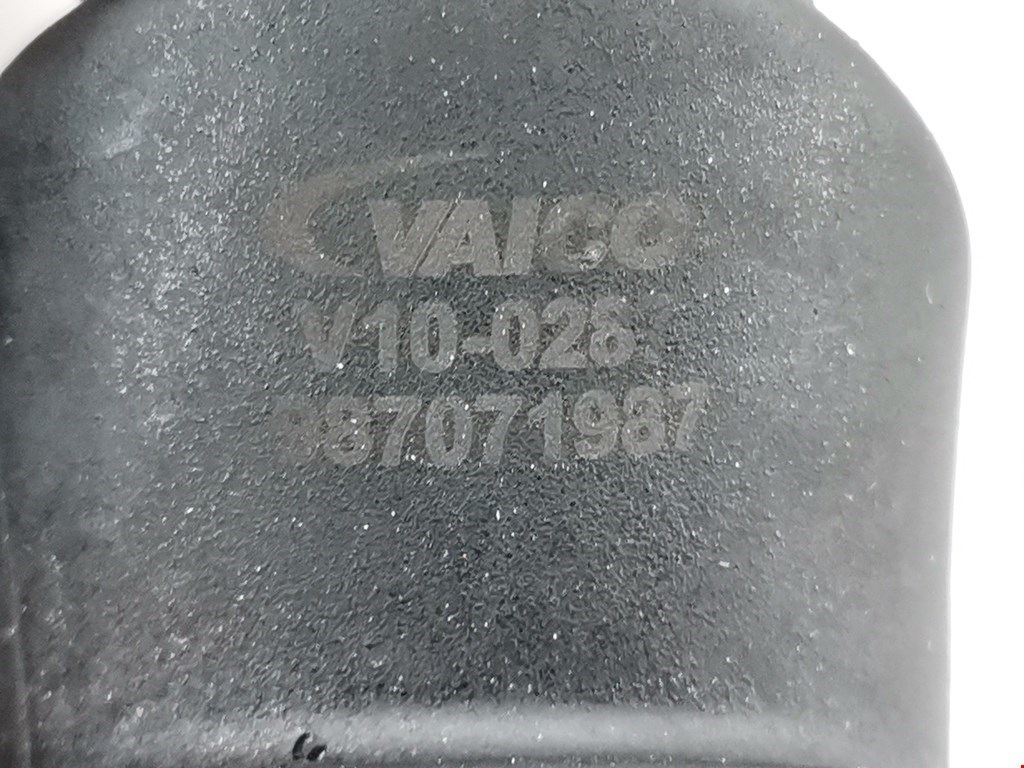 Тройник системы охлаждения AUDI 80 B4 1991-1996