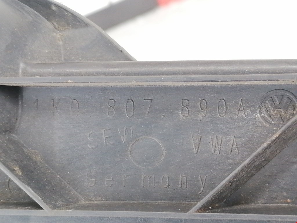 Кронштейн переднего бампера правый VOLKSWAGEN Golf V 2003-2009