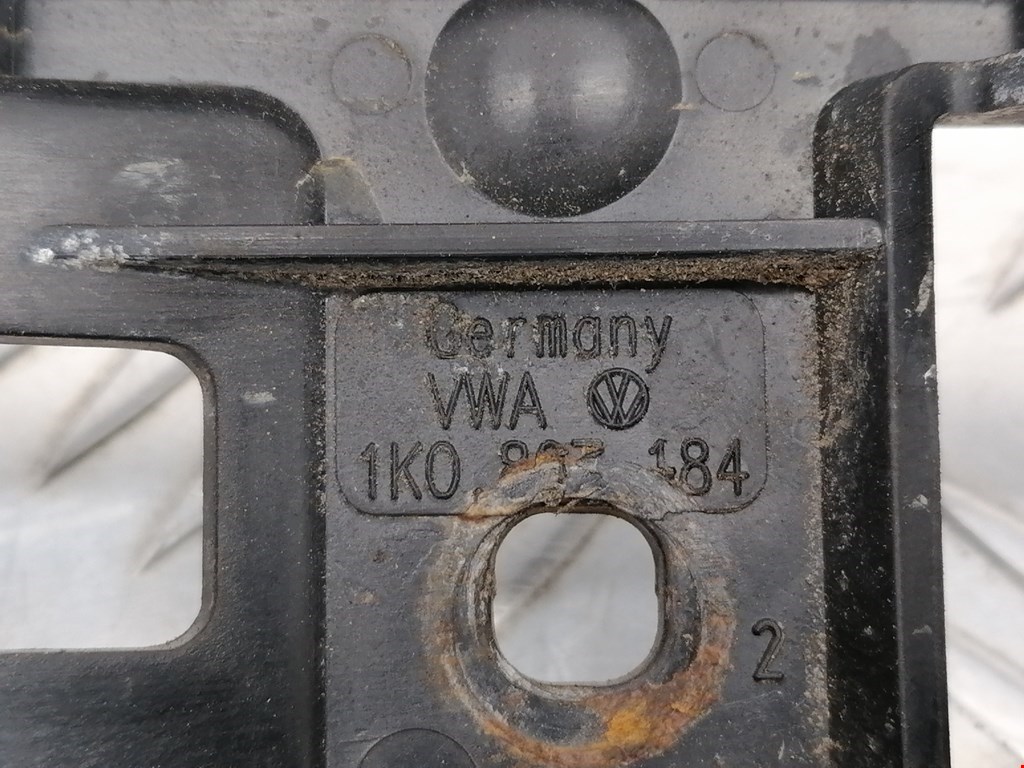 Кронштейн переднего бампера правый VOLKSWAGEN Golf V 2003-2009