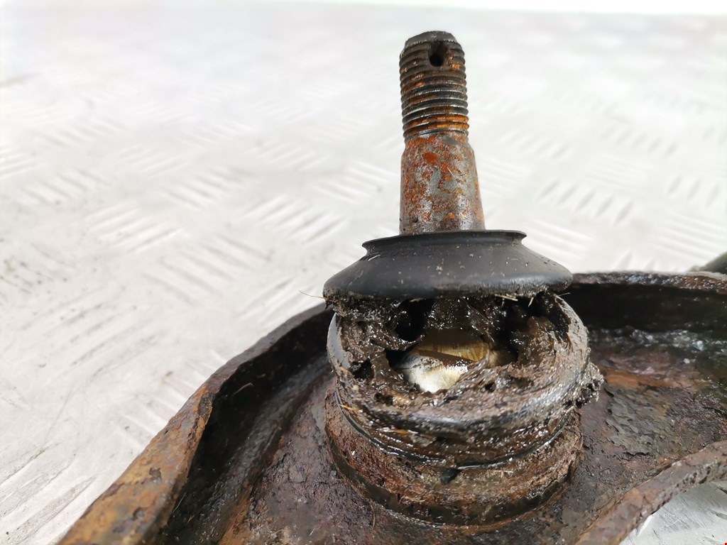 Рычаг передний левый TOYOTA Hilux VII AN10 AN 20 AN30 2005-2015