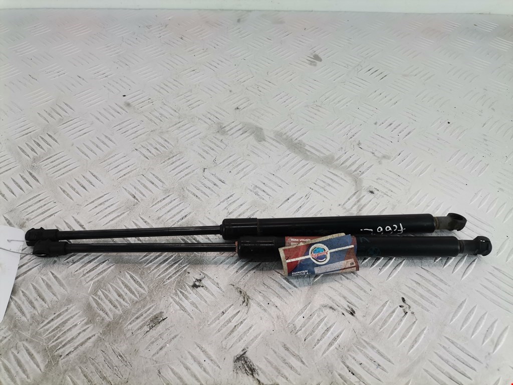 Амортизатор капота левый=правый BMW 1er E81\E87 2004-2011