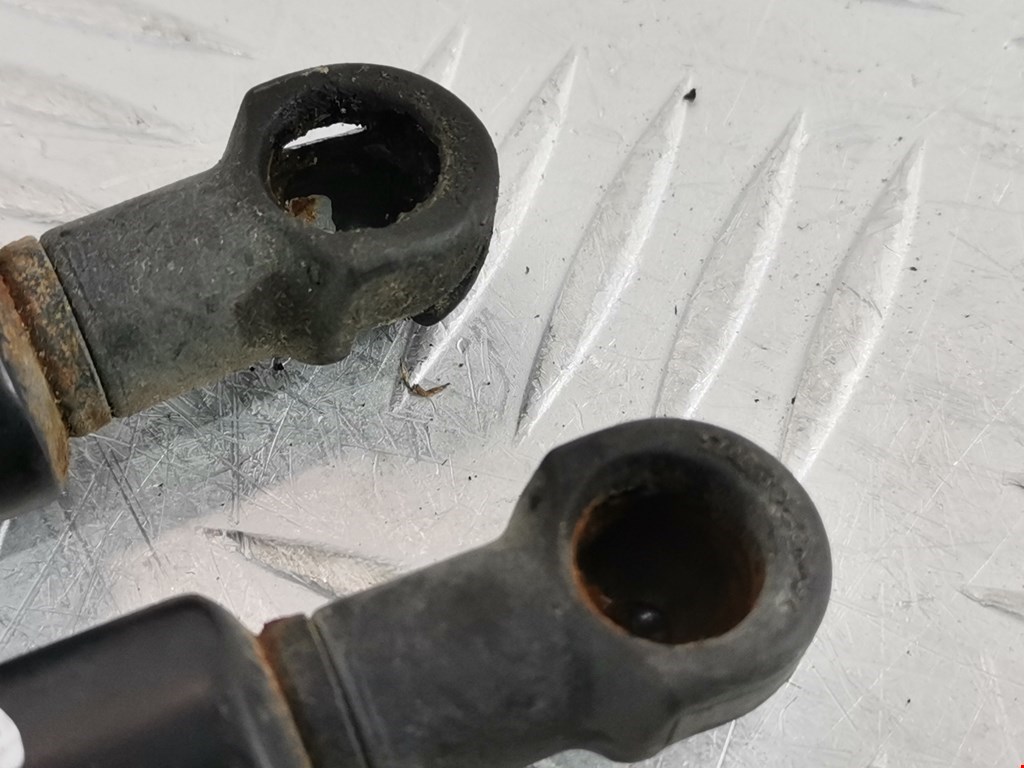 Амортизатор капота левый=правый BMW 1er E81\E87 2004-2011