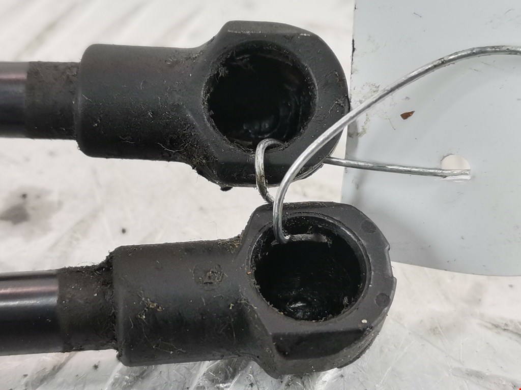 Амортизатор капота левый=правый BMW 1er E81\E87 2004-2011