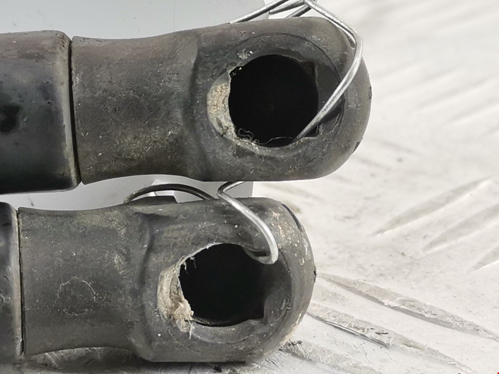 Амортизатор крышки (двери) багажника BMW 1er E81\E87 2004-2011