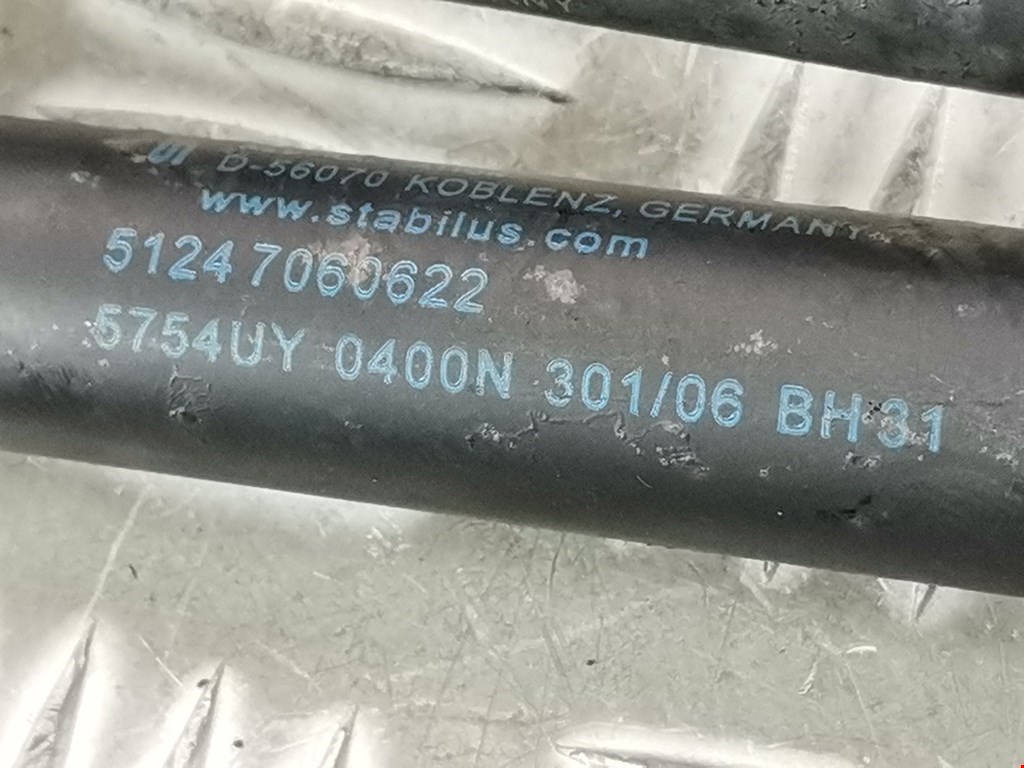 Амортизатор крышки (двери) багажника BMW 1er E81\E87 2004-2011