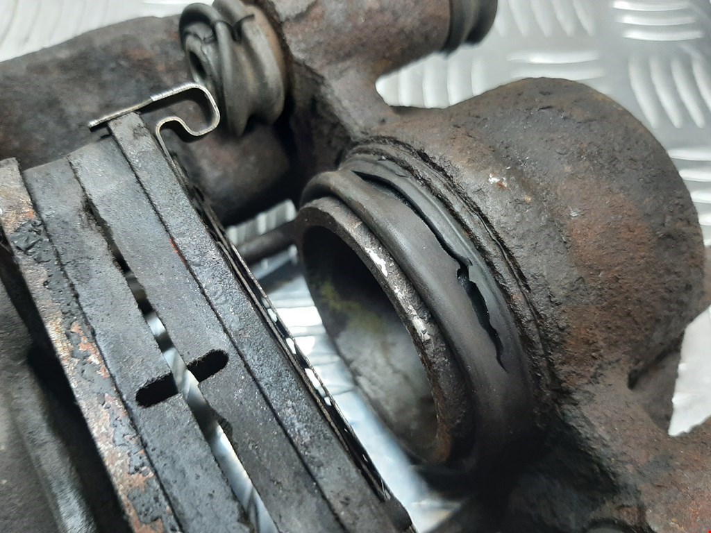 Суппорт передний правый MAZDA 323 FA 1977-1980