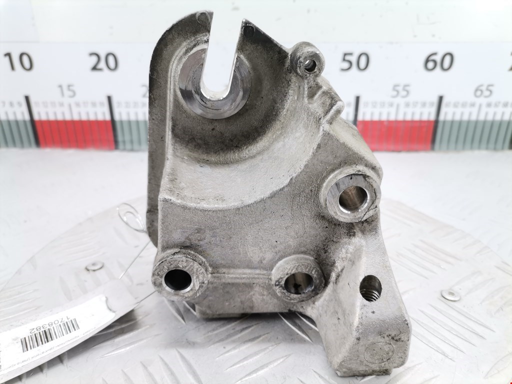 Кронштейн (крепление лапа) двигателя