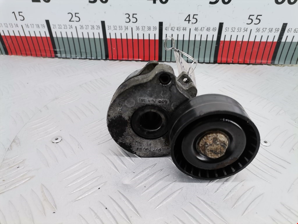 Натяжитель ремня генератора (приводного поликлинового ремня Opel Corsa D (2006-2014)