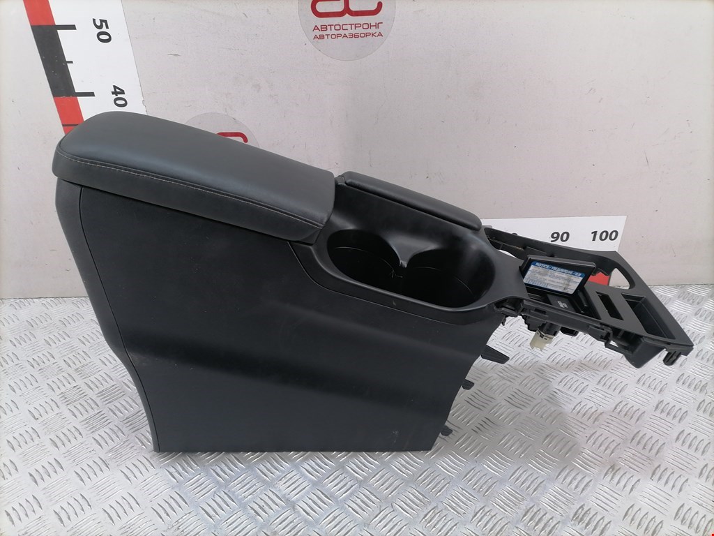 Подлокотник в салон LEXUS CT 2010-2018