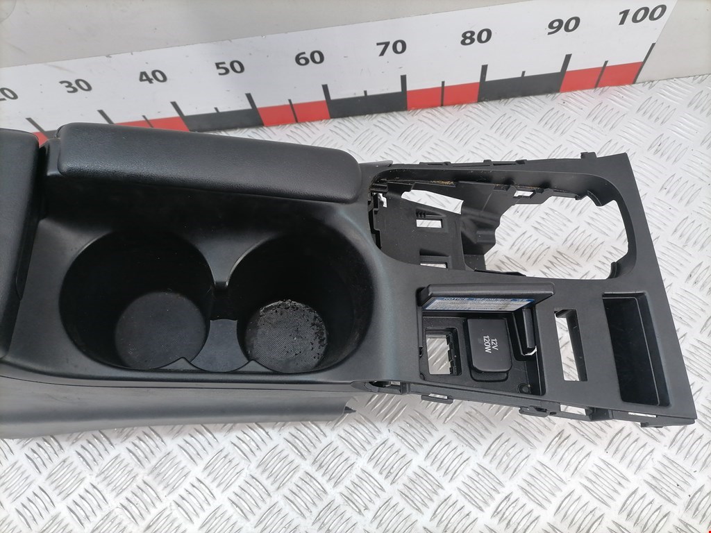 Подлокотник в салон LEXUS CT 2010-2018