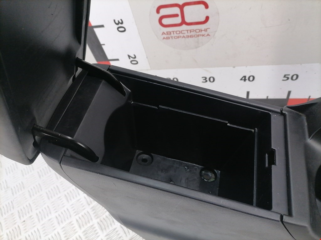 Подлокотник в салон LEXUS CT 2010-2018