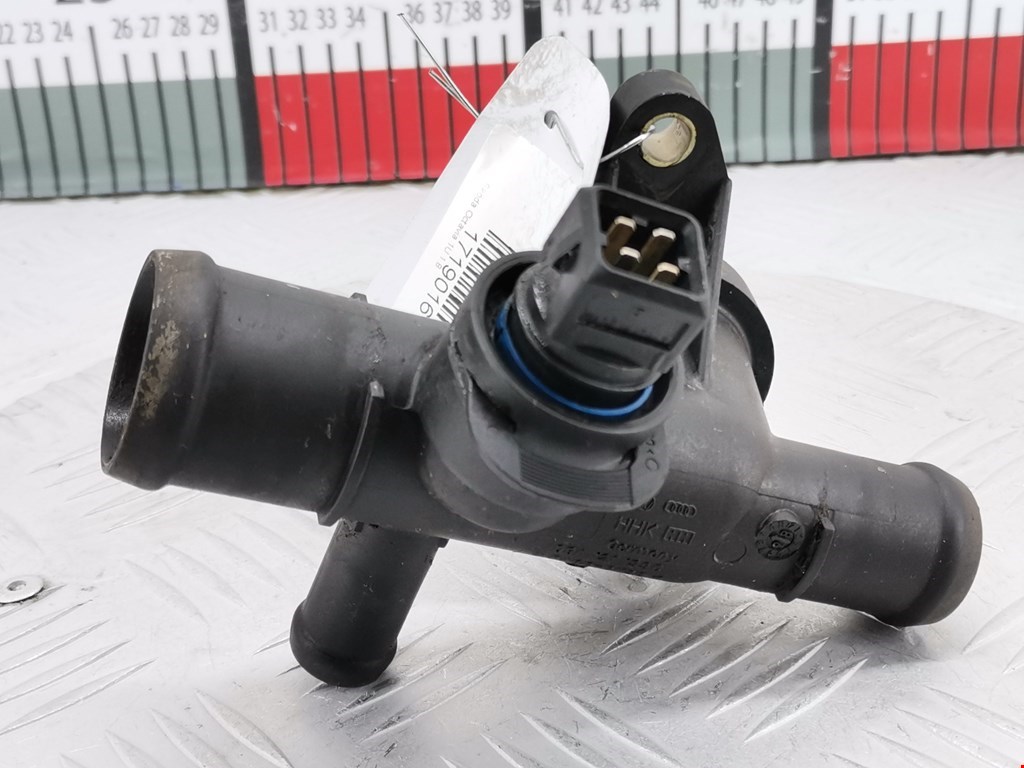 Фланец (штуцер системы охлаждения тройник) Skoda Octavia 1U (1996-2010)