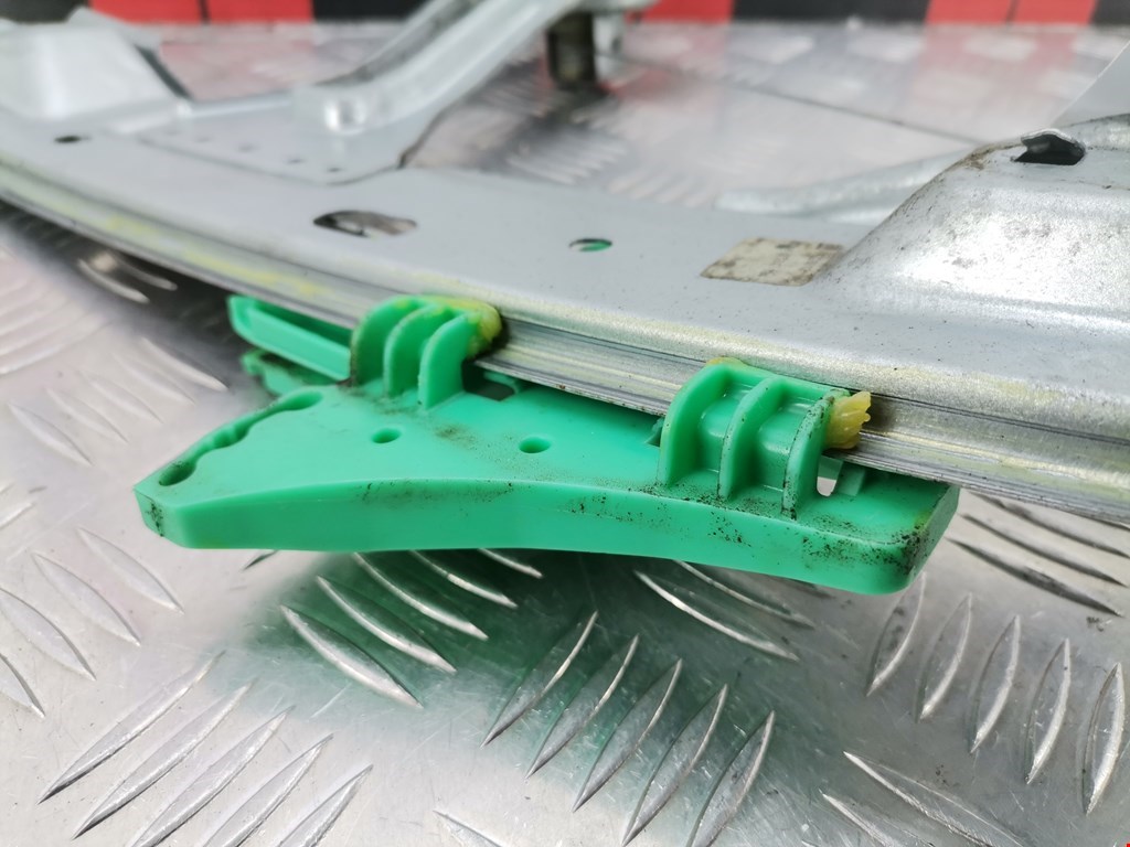 Стеклоподъемник задний левый OPEL Astra J 2009-2017