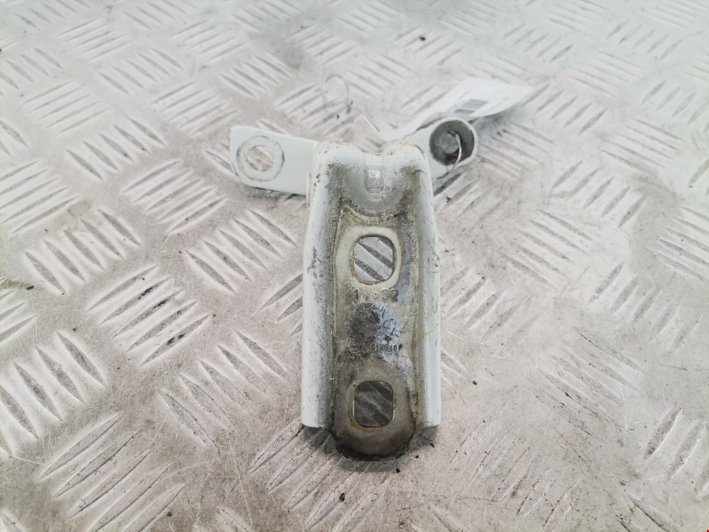 Петля двери задней правой Opel Astra J (2009-2018)