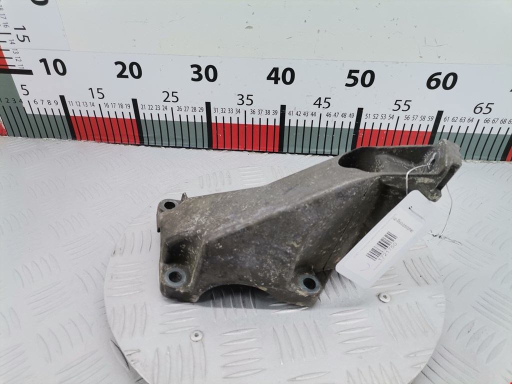 Кронштейн (крепление лапа) двигателя Audi A4 B6 (2000-2006)