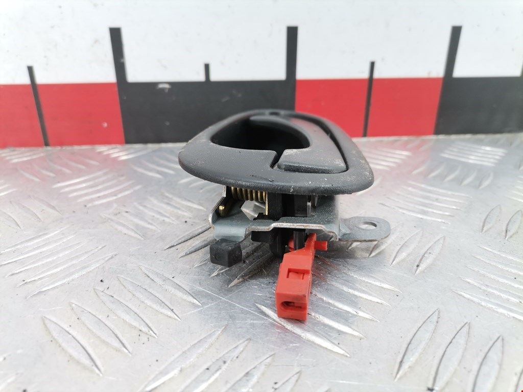 Ручка дверная задняя внутренняя левая MITSUBISHI Carisma 1995-1999