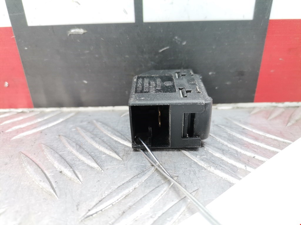 Кнопка стеклоподъемника SKODA Octavia A4 1U- 1997-2010