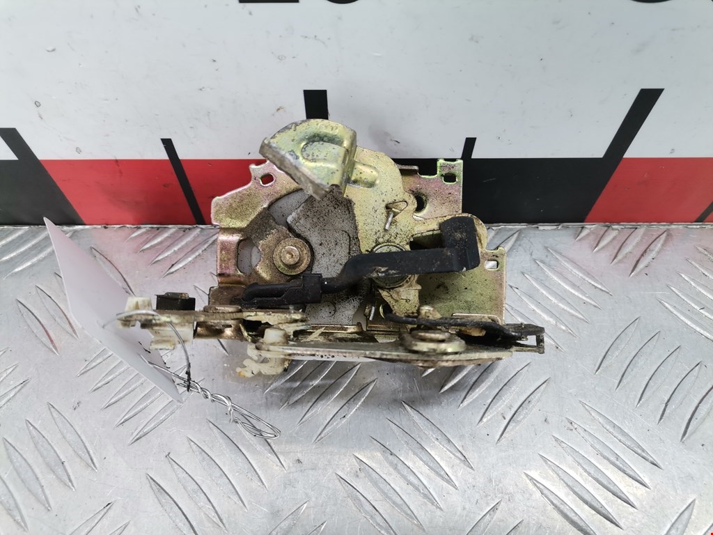 Замок двери задней левой Mazda Demio 1 DW (1996-2003)