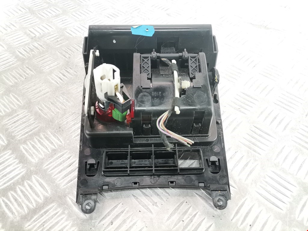 Пепельница передняя VOLKSWAGEN Golf V 2003-2009