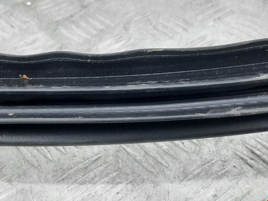 Уплотнитель двери VOLVO V60 2010-2018