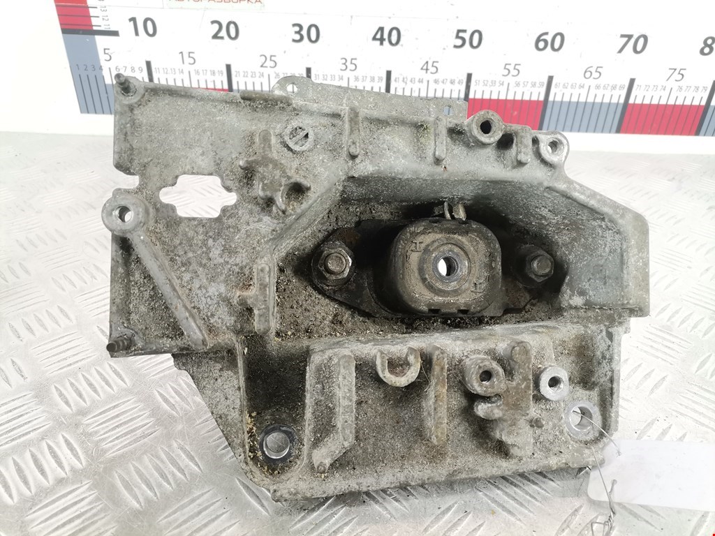 Кронштейн (крепление лапа траверса) кпп Nissan Juke (2010-2019)