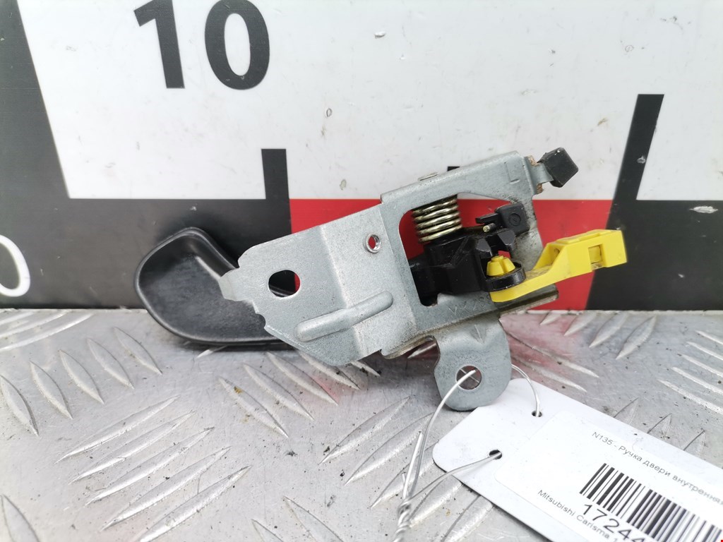 Ручка дверная задняя внутренняя левая MITSUBISHI Carisma 1995-1999